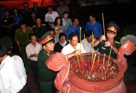 Hàng nghìn ngọn nến tri ân các anh hùng liệt sĩ - 23