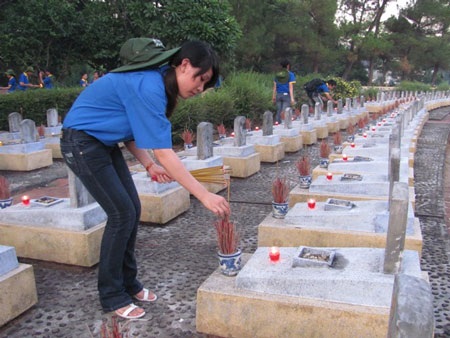 Hàng nghìn ngọn nến tri ân các anh hùng liệt sĩ - 26