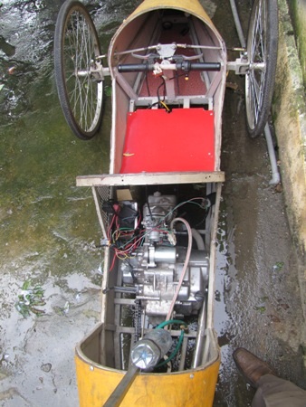 “Xe đua công thức 1” chạy như bay trên đường phố Hà Nội - 2 “Xe đua công thức 1” chạy như bay trên đường phố Hà Nội - 2