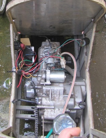 “Xe đua công thức 1” chạy như bay trên đường phố Hà Nội - 5 “Xe đua công thức 1” chạy như bay trên đường phố Hà Nội - 5