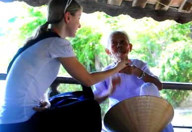 “Choáng” với cụ bà Việt Nam bói tình duyên bằng… tiếng Anh - 1