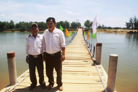 Khen thưởng bốn nông dân bỏ tiền bắc cầu qua sông Bến Hải - 1 Khen thưởng bốn nông dân bỏ tiền bắc cầu qua sông Bến Hải - 1