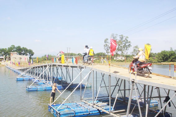Khen thưởng bốn nông dân bỏ tiền bắc cầu qua sông Bến Hải - 2 Khen thưởng bốn nông dân bỏ tiền bắc cầu qua sông Bến Hải - 2