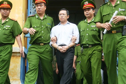 Tuyên phạt Phạm Minh Hoàng 3 năm tù về tội “hoạt động nhằm lật đổ chính quyền nhân dân” - 1 Tuyên phạt Phạm Minh Hoàng 3 năm tù về tội “hoạt động nhằm lật đổ chính quyền nhân dân” - 1