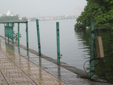 Kẻ trộm hoành hành lan can Hồ Tây - 1 Kẻ trộm hoành hành lan can Hồ Tây - 1
