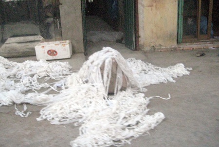 Giật mình với chăn, gối “xịn” nhồi ruột bẩn - 4