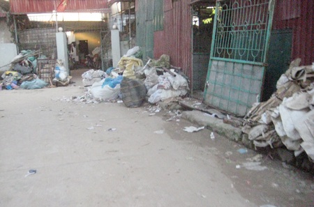 Giật mình với chăn, gối “xịn” nhồi ruột bẩn - 1