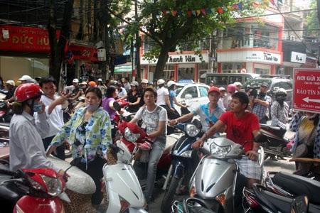 Đường phố kẹt cứng vì dòng người rồng rắn đi mua vàng - 2 Đường phố kẹt cứng vì dòng người rồng rắn đi mua vàng - 2