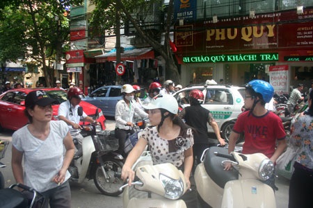 Đường phố kẹt cứng vì dòng người rồng rắn đi mua vàng - 3 Đường phố kẹt cứng vì dòng người rồng rắn đi mua vàng - 3
