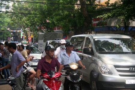Đường phố kẹt cứng vì dòng người rồng rắn đi mua vàng - 4 Đường phố kẹt cứng vì dòng người rồng rắn đi mua vàng - 4