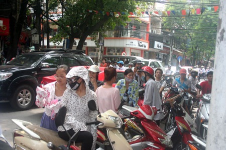 Đường phố kẹt cứng vì dòng người rồng rắn đi mua vàng - 5 Đường phố kẹt cứng vì dòng người rồng rắn đi mua vàng - 5