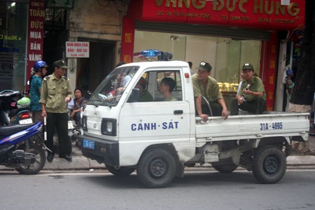 Đường phố kẹt cứng vì dòng người rồng rắn đi mua vàng - 6 Đường phố kẹt cứng vì dòng người rồng rắn đi mua vàng - 6