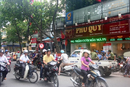 Đường phố kẹt cứng vì dòng người rồng rắn đi mua vàng - 7 Đường phố kẹt cứng vì dòng người rồng rắn đi mua vàng - 7