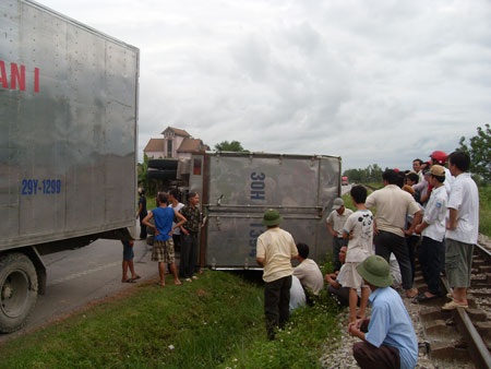 Xe đông lạnh “gối” đường sắt gây tê liệt cả hai tuyến đường - 2