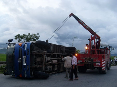 Xe đông lạnh “gối” đường sắt gây tê liệt cả hai tuyến đường - 1