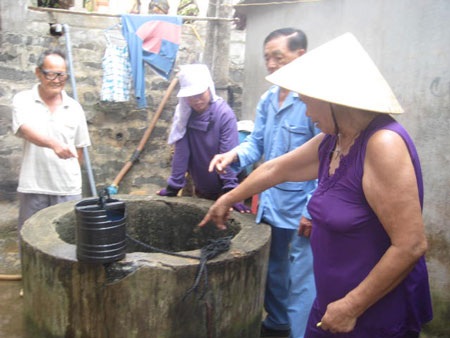 Dân hoang mang vì hàng trăm giếng nước nhiễm “chất lạ” - 2 Dân hoang mang vì hàng trăm giếng nước nhiễm “chất lạ” - 2