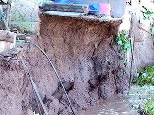 Sạt lở nghiêm trọng, 3 căn nhà đổ sập xuống sông - 1 Sạt lở nghiêm trọng, 3 căn nhà đổ sập xuống sông - 1