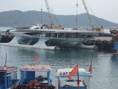 Tàu năng lượng mặt trời lớn nhất thế giới cập cảng Nha Trang - 1