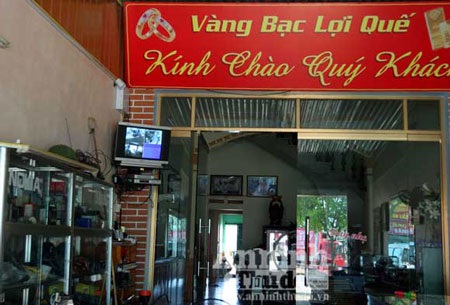 Dân hoang mang, các cửa hàng vàng tạm ngừng giao dịch - 2 Dân hoang mang, các cửa hàng vàng tạm ngừng giao dịch - 2