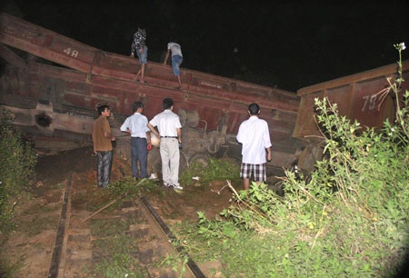 Gần chục toa tàu lao khỏi đường ray, một lái tàu thiệt mạng - 1 Gần chục toa tàu lao khỏi đường ray, một lái tàu thiệt mạng - 1