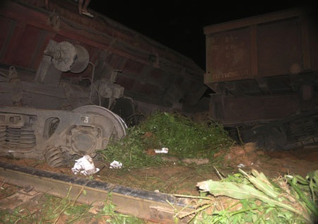 Gần chục toa tàu lao khỏi đường ray, một lái tàu thiệt mạng - 3 Gần chục toa tàu lao khỏi đường ray, một lái tàu thiệt mạng - 3