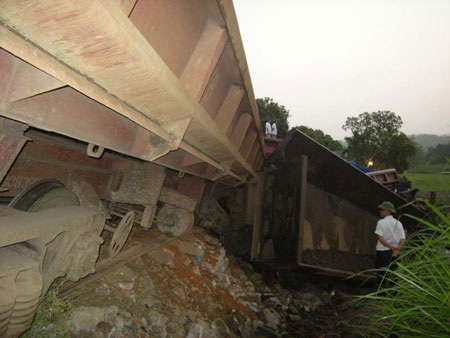 Gần chục toa tàu lao khỏi đường ray, một lái tàu thiệt mạng - 8 Gần chục toa tàu lao khỏi đường ray, một lái tàu thiệt mạng - 8