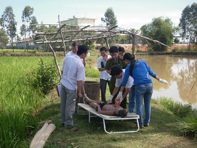 Người đàn ông chết không rõ nguyên nhân dưới ao - 1