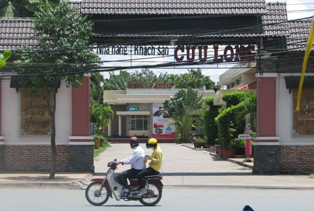 Cán bộ in chức danh lên thiệp cưới con trai: “Bài học không thể ngờ”  - 2
