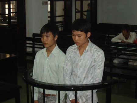 Phạt tù hai học sinh một ngày cướp 3 điện thoại - 1 Phạt tù hai học sinh một ngày cướp 3 điện thoại - 1
