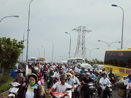 Đường phố kẹt cứng ngày tựu trường  - 1