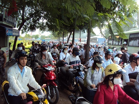 Đường phố kẹt cứng ngày tựu trường  - 2