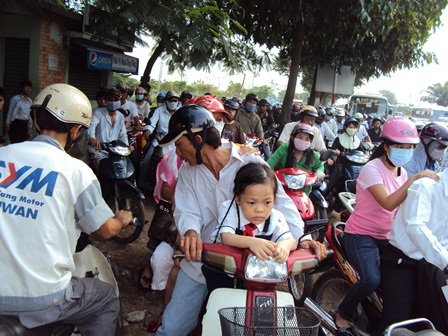 Đường phố kẹt cứng ngày tựu trường  - 4