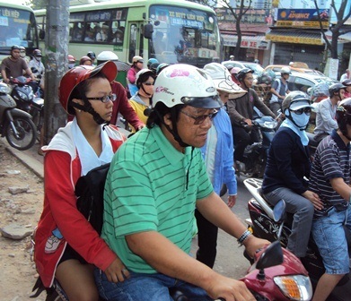 Đường phố kẹt cứng ngày tựu trường  - 7