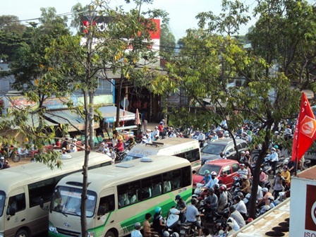 Đường phố kẹt cứng ngày tựu trường  - 8