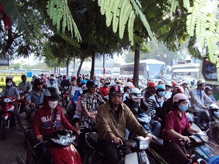 Đường phố kẹt cứng ngày tựu trường  - 9
