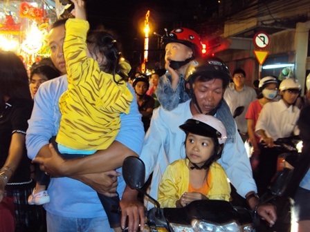 Chị Hằng, chú Cuội “đi vắng” trong đêm Trung thu - 4 Chị Hằng, chú Cuội “đi vắng” trong đêm Trung thu - 4