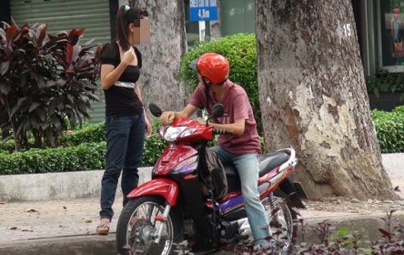 “Phố đèn đỏ” giữa ban ngày - 1 “Phố đèn đỏ” giữa ban ngày - 1