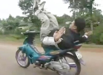 Truy tìm kẻ ngỗ ngược “lái” xe máy bằng… mông - 1