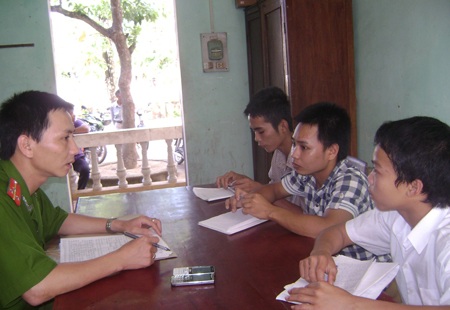 Bắt 3 đối tượng cưỡng đoạt tài sản học sinh - 1 Bắt 3 đối tượng cưỡng đoạt tài sản học sinh - 1