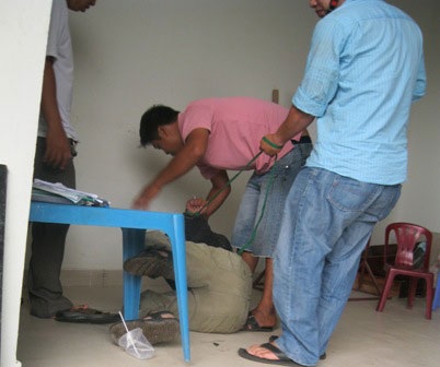 Hàng trăm người dân đứng... nhìn “hiệp sĩ” bắt trộm - 1