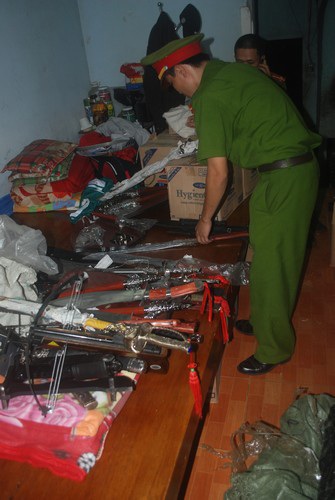 Hàng trăm dụng cụ kích dục và vũ khí “nóng” được giấu trong kho tạp hóa - 1