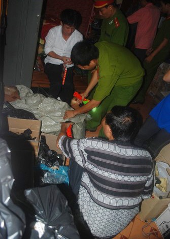 Hàng trăm dụng cụ kích dục và vũ khí “nóng” được giấu trong kho tạp hóa - 2