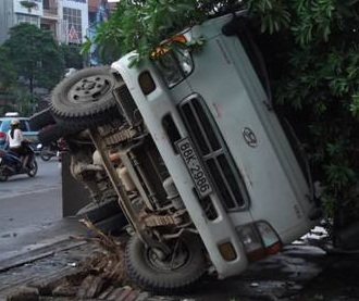 Xe tải nghiền nát xe máy giữa phố - 1