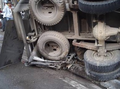 Xe tải nghiền nát xe máy giữa phố - 2