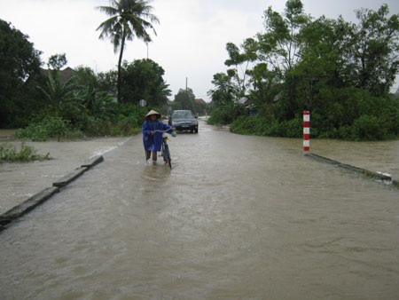Thủy điện xả lũ, mưa lớn cuốn trôi đường - 1