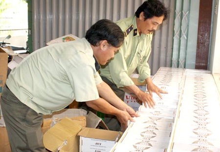 Phát hiện hơn 9.000 bao thuốc lá và nhiều hàng lậu trên xe tải - 1