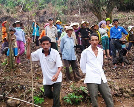 Dân kéo lên núi phản đối công ty khai thác vàng - 1 Dân kéo lên núi phản đối công ty khai thác vàng - 1