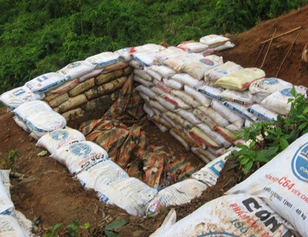 Dân kéo lên núi phản đối công ty khai thác vàng - 2 Dân kéo lên núi phản đối công ty khai thác vàng - 2