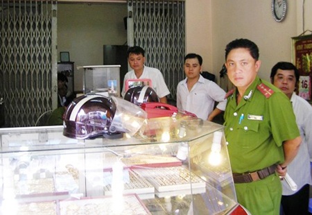 Vở kịch vụng về của vụ cướp 400 lượng vàng - 1 Vở kịch vụng về của vụ cướp 400 lượng vàng - 1