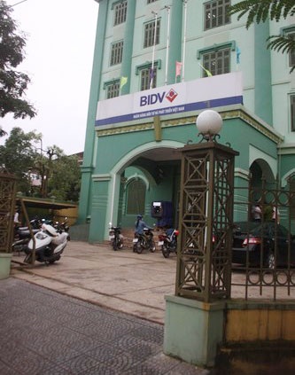 Cướp táo tợn ngay trước cổng ngân hàng - 1